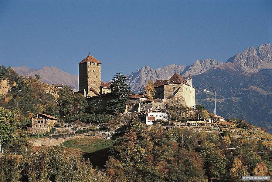 Blick vom Algunder Waalweg auf das Schloss Tirol.