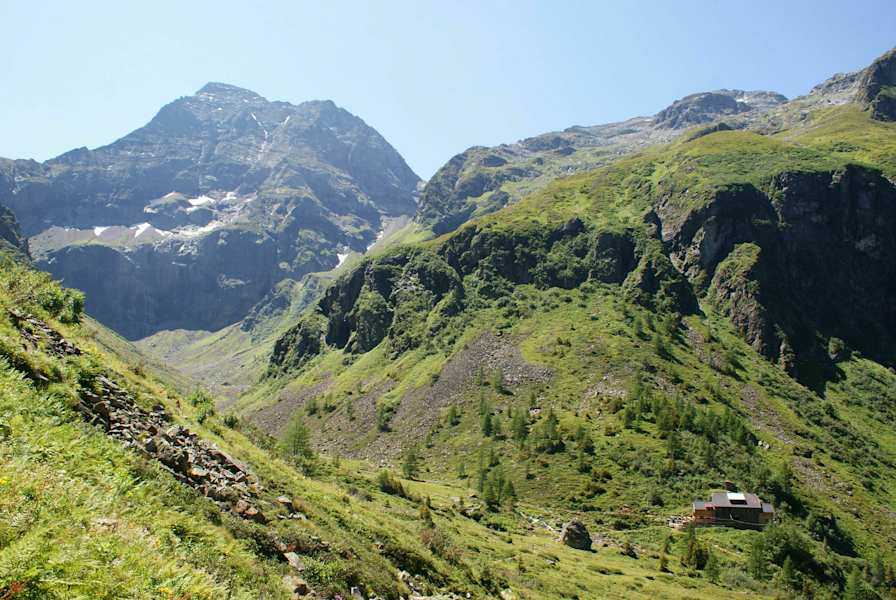 Aufstieg von der Gollinghütte in Richtung Greifenberg. Im Hintergrund der Hochgolling.