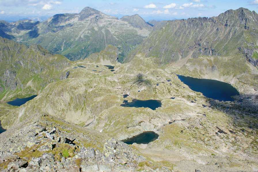 Blick vom Greifenberg über den Klafferkessel zum Waldhorn (rechts) und zur Hochwildstelle (links).