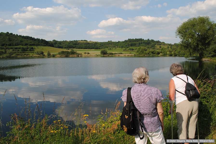 An der Infotafel Das Schalkenmehrener Maar – ein natürlicher See
