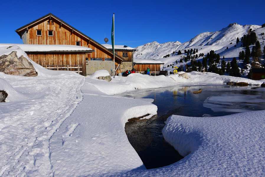 lizumer_hutte_winter_tobias_spechter_1_bergwelten.JPG