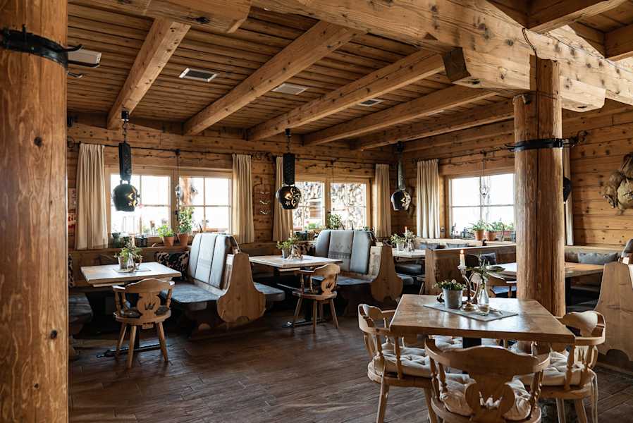 Gaststube der Wochenbrunner Alm