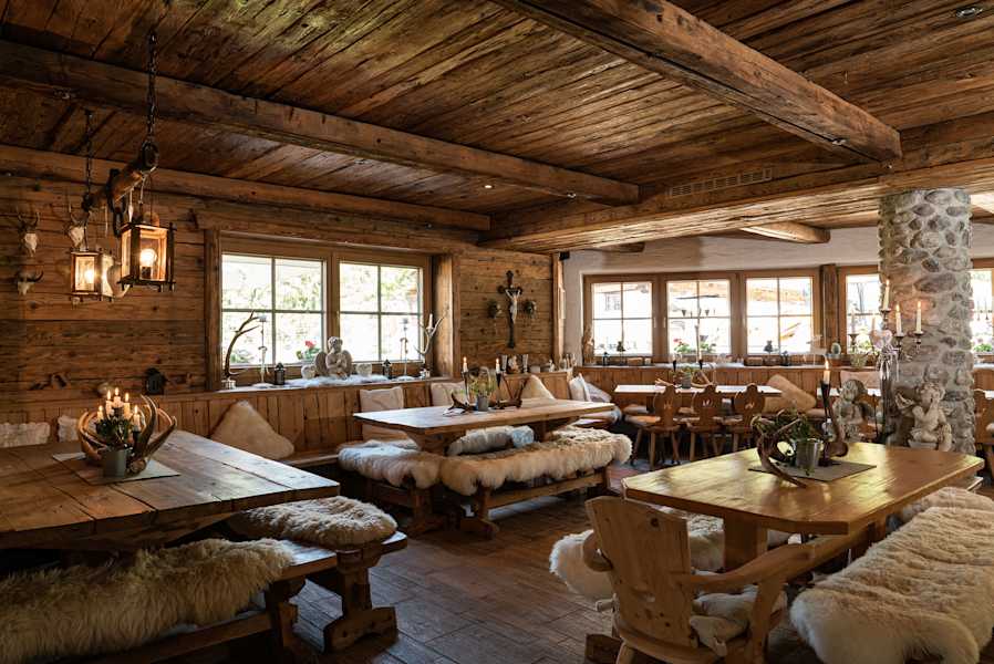 Gemütliche Gaststube der Wochenbrunner Alm