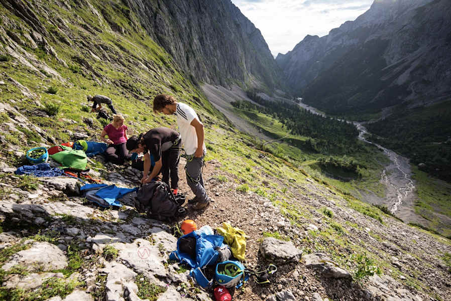 Anlegen der Klettersteigsets – am besten (steinschlaggeschützt) mit Respektabstand zu der Felswand.
