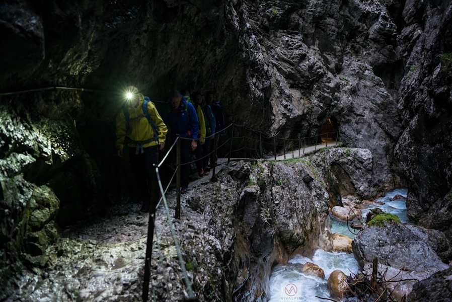 Nach einem frühen Start auf dem Weg durch die Höllentalklamm.