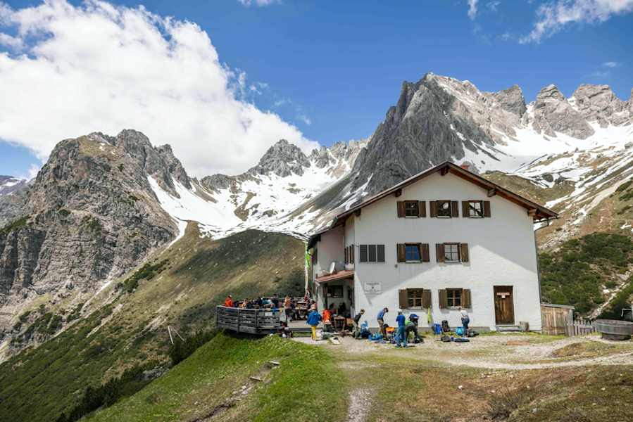 Die Steinseehütte steht in prächtiger Umgebung in den Lechtaler Alpen.