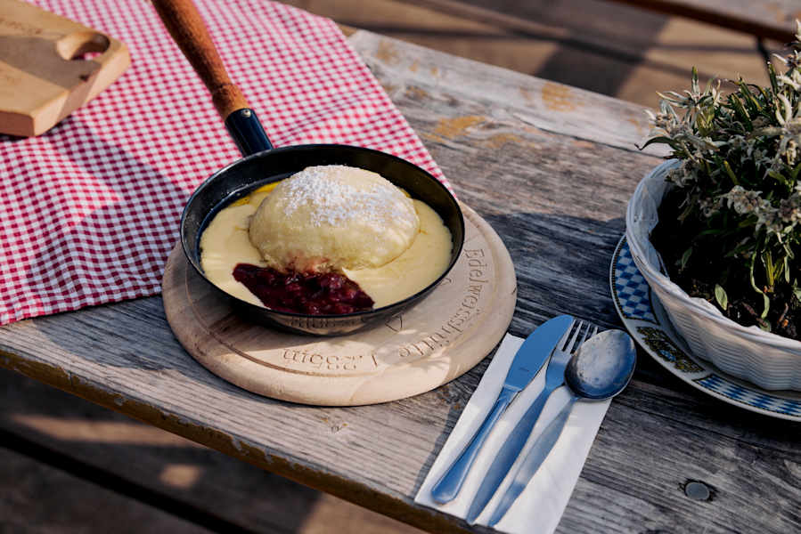 Germknödel mit Vanillesauce und Preiselbeeren auf der Edelweisshütte