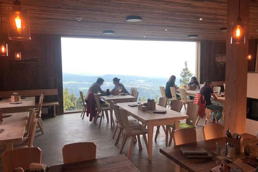Stube Schutzhaus Falkenstein mit Panoramafenster