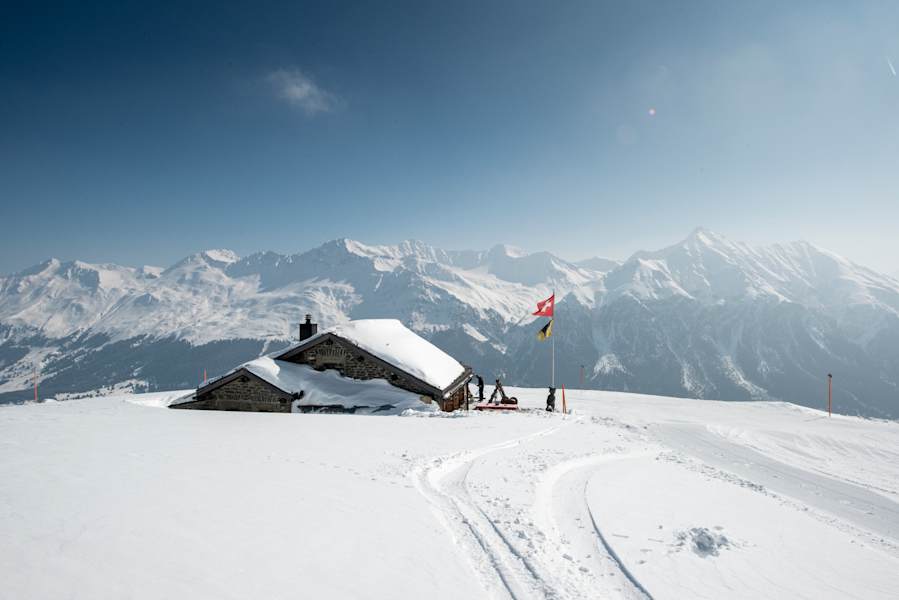 Die eingeschneite June Hütte