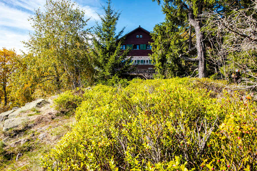 Der Berggasthof liegt in schöner Aussichtslage und ist ganzjährig geöffnet.
