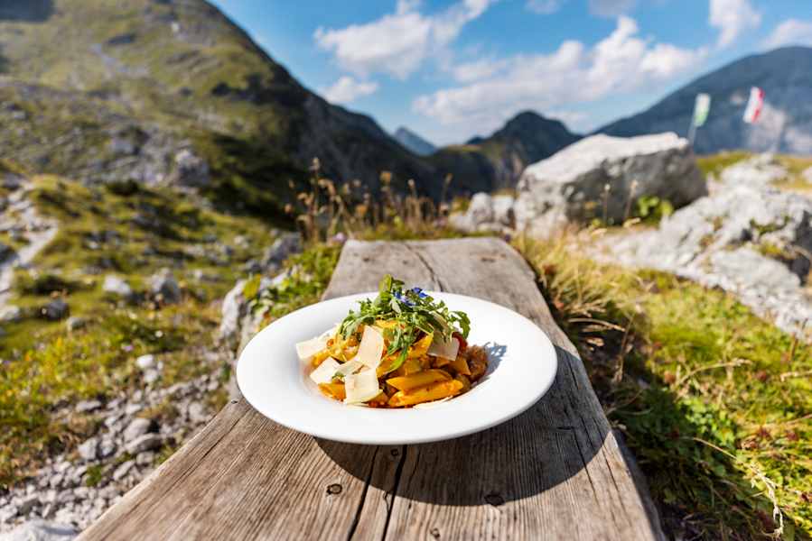 Köstliches Mittagessen auf der Lamsenjochhütte