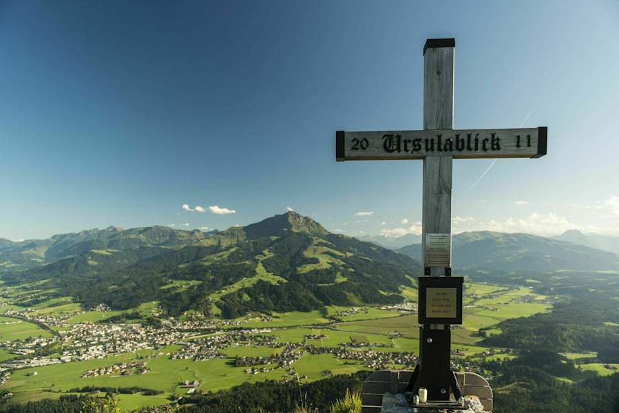 Sommerlandschaft Niederkaiserkamm mit Gipfelkreuz