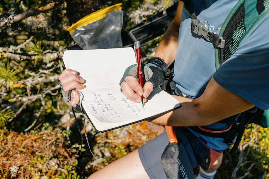 Sabine Watson trägt sich ins Rosskopf-Klettersteig-Buch im Ötztal ein
