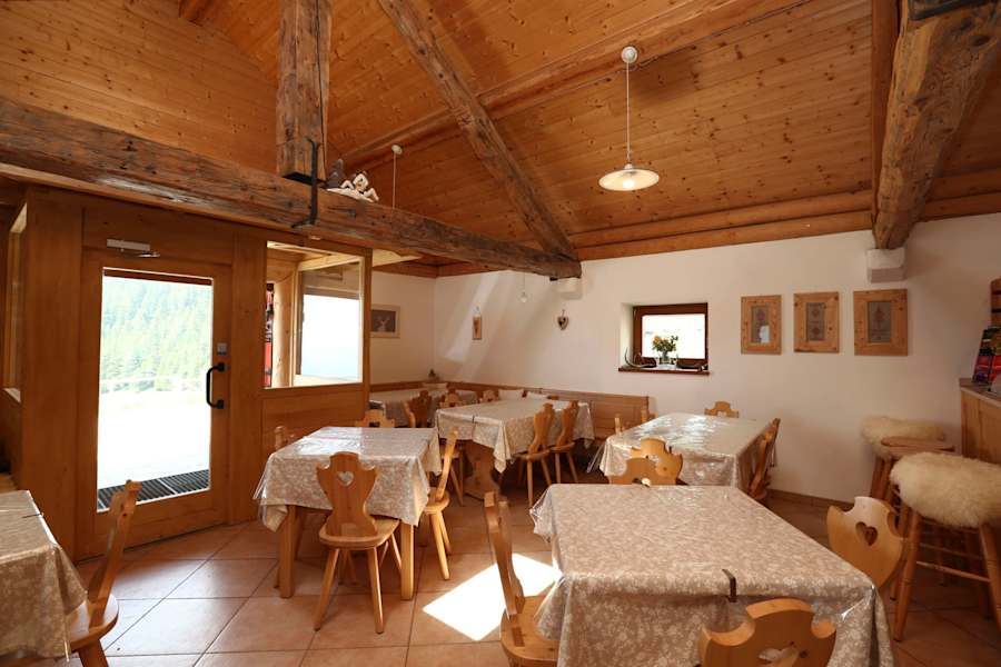 Gaststube im Rifugio Malga Conseria