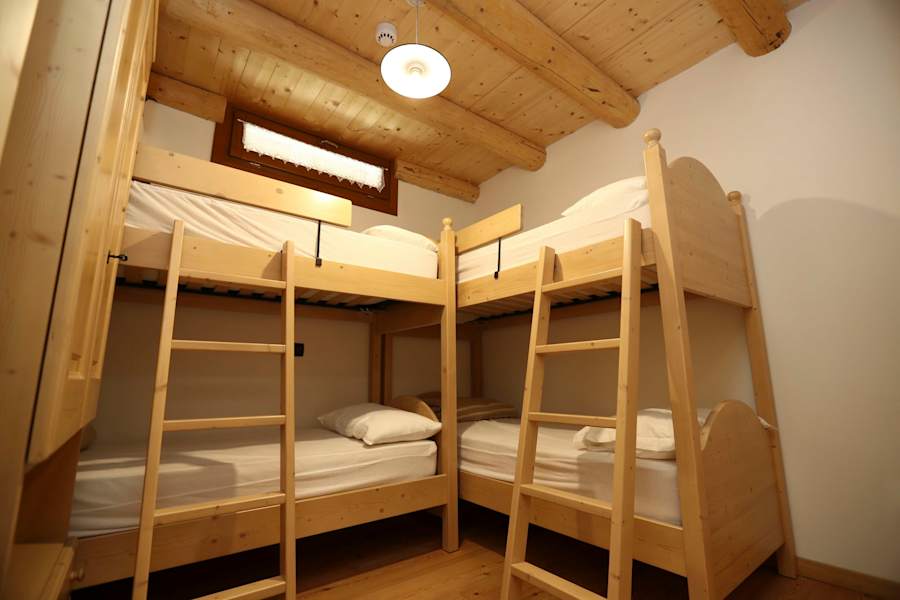 Zimmer mit Stockbetten im Rifugio Malga Conseria