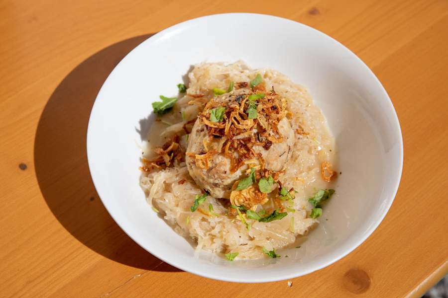 Speckknödel mit Kraut auf der Totalphütte