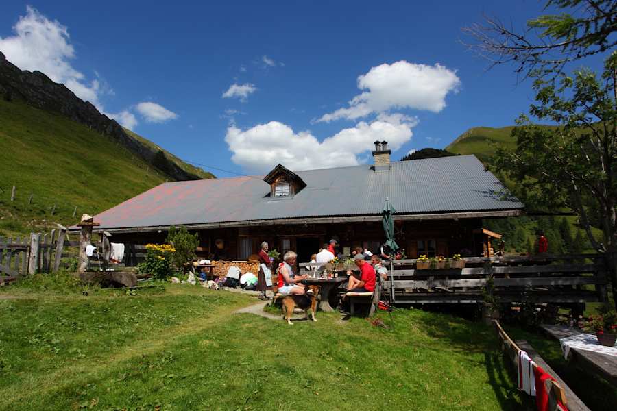 Gemütlichkeit auf der Draugsteinalm-Schrambachhütte