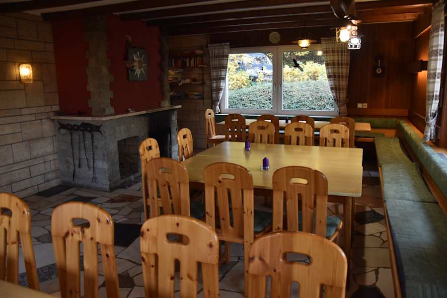Innenraum mit Kamin der Duisburger Eifelhütte