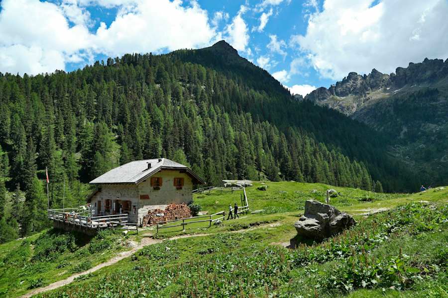 Rifugio malga Caldenave in der Lagoraigruppe