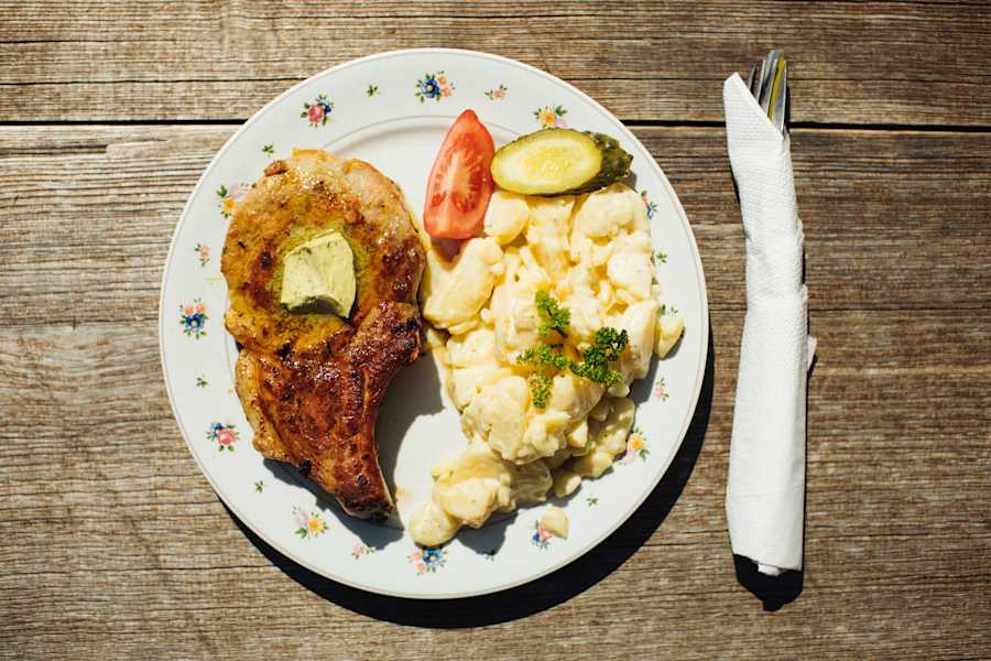 Kotelett mit Kartoffelsalat auf der Ochsenhütte