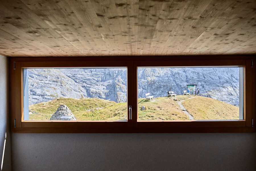 Bliick aus einem Fenster der Rugghubelhütte