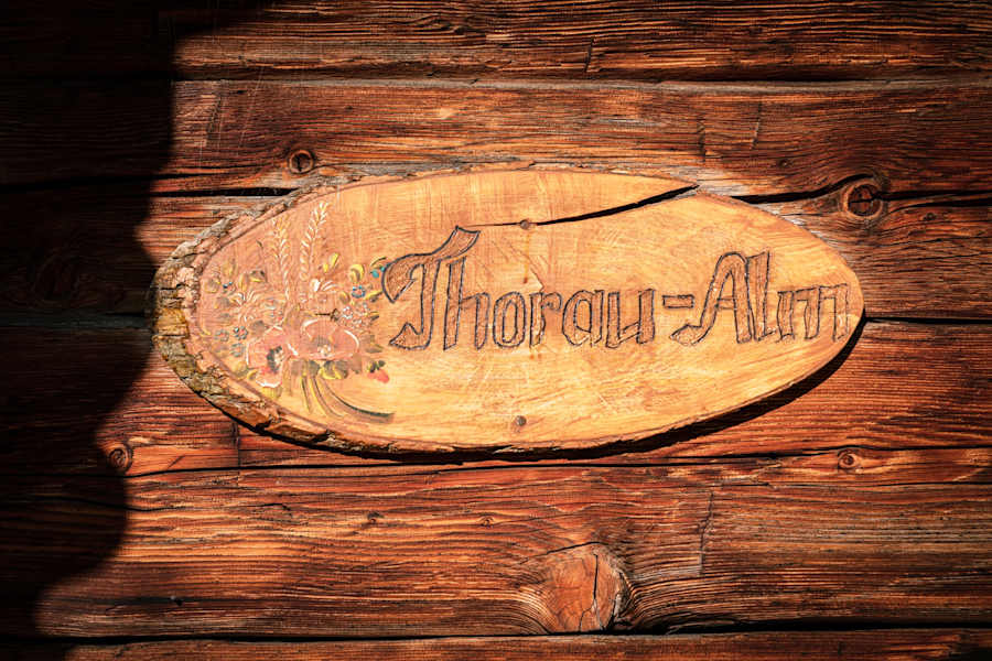 Auch das Schild auf der Thorau Alm ist handgemacht.
