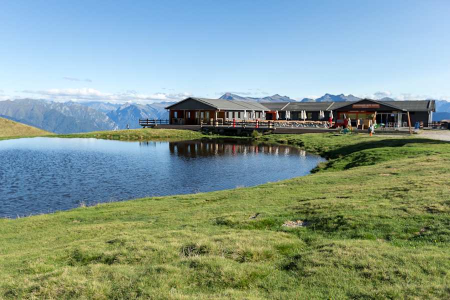 Das Bergrestaurant Alpe Foppa mit See