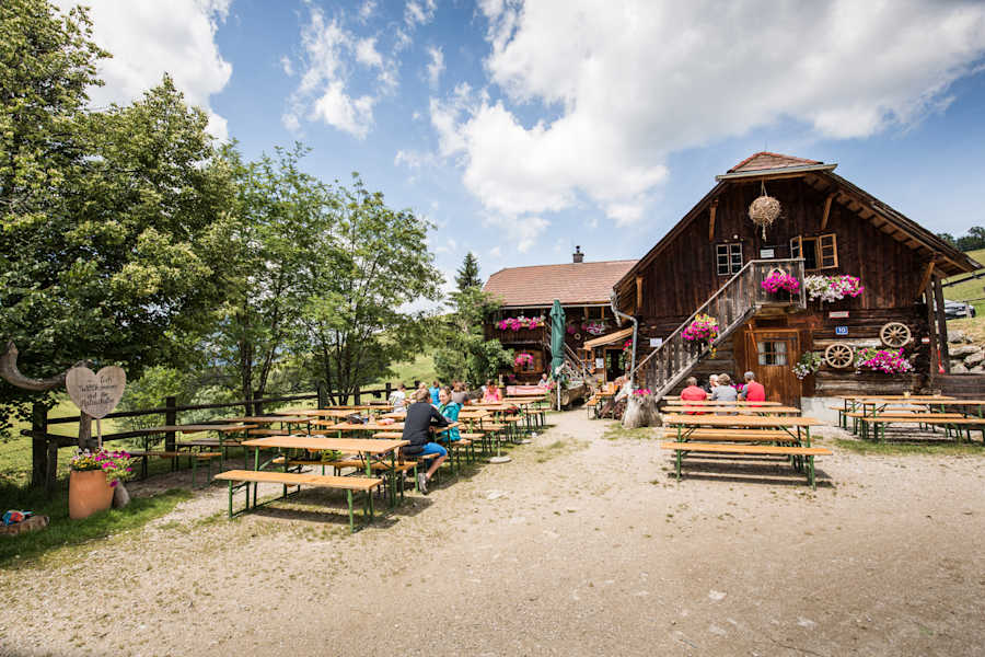 Einladend ist die Terrasse der Anlaufalm