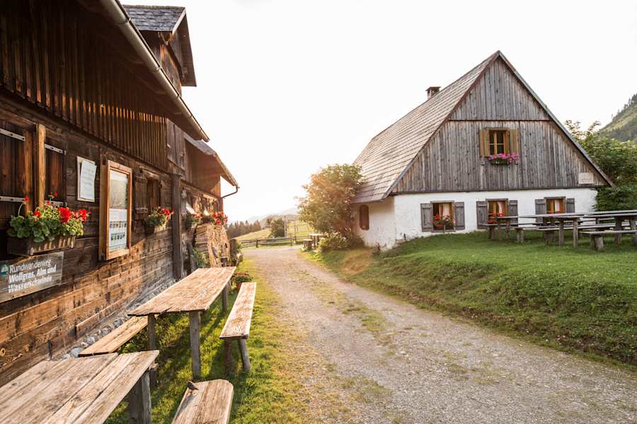 Die Alm mit Nebengebäude