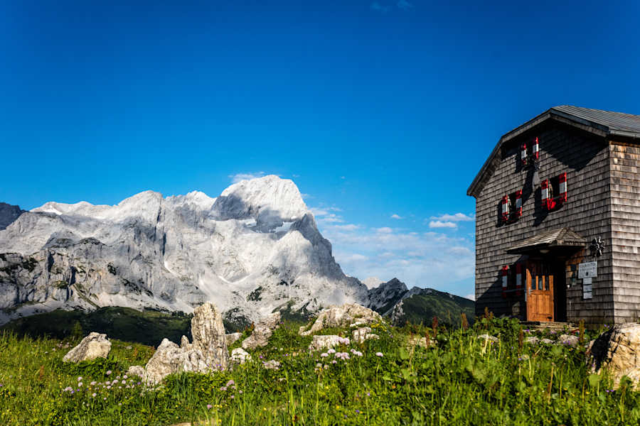 Die Hofpürgl-Hütte mit der Torspitze im Hintergrund.