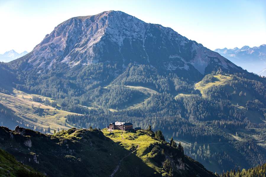 Die Hofpürgl-Hütte mit der Bischofsmütze im Hintergrund.