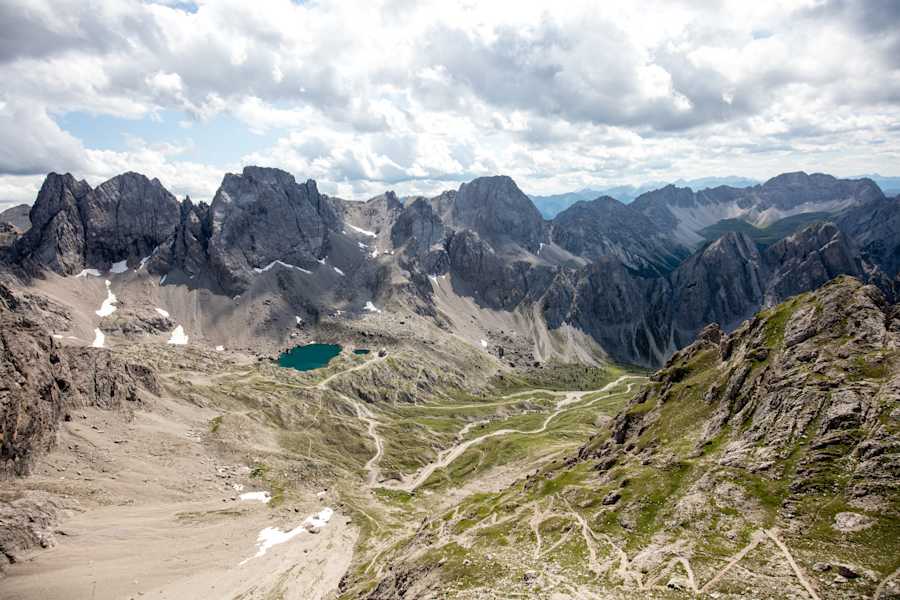 Blick auf die Karlsbader Hütte mit Laserzsee