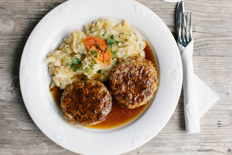 Faschierte Laibchen mit Kartoffelsalat am Bleckenhaus