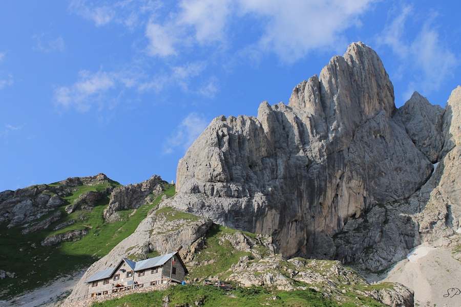 Calvi Hütte mit dem Monte Chiadenis - dem Haifischzahn