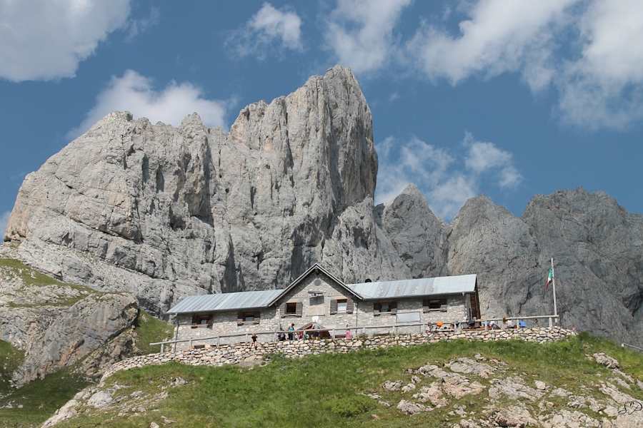 Die Calvin Hütte mit dem Monte Chiadenis