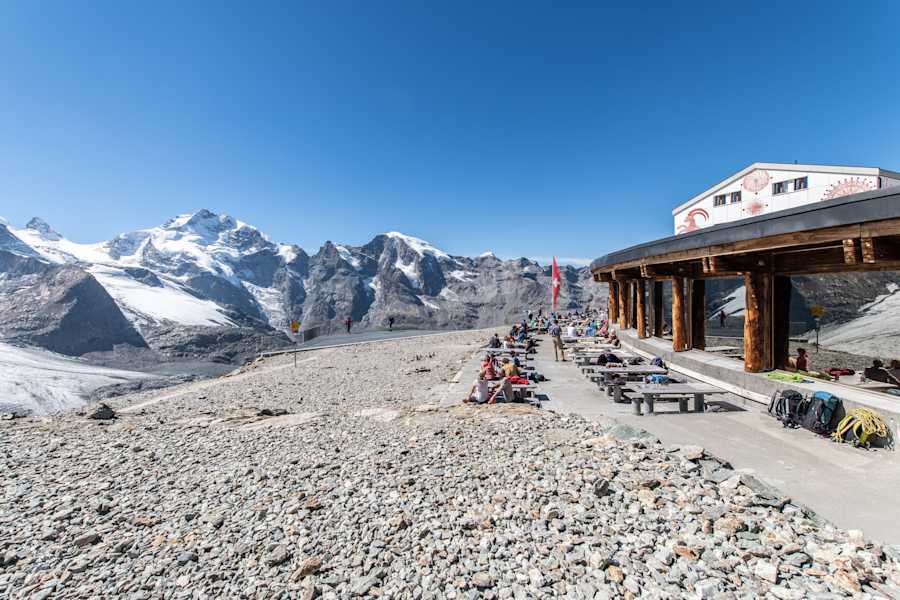 Die Diavolezza ist alpiner Stützpunkt als auch beliebtes Ausflugsziel für Tagesgäste.