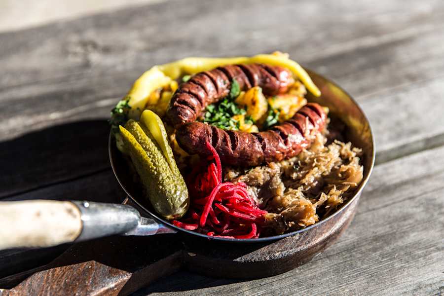 Grillwurst vom Tauernhirsch auf der Dolomitenhütte
