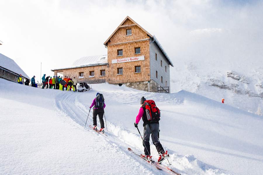 Tourengeher auf dem Weg zur Dümlerhütte