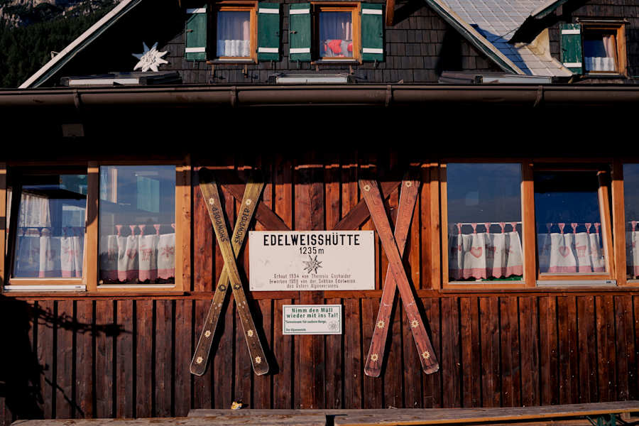 Die Hütte liegt auf 1.235 m am Schneeberg