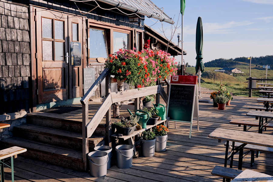 Sonnig – der Eingang der Edelweisshütte