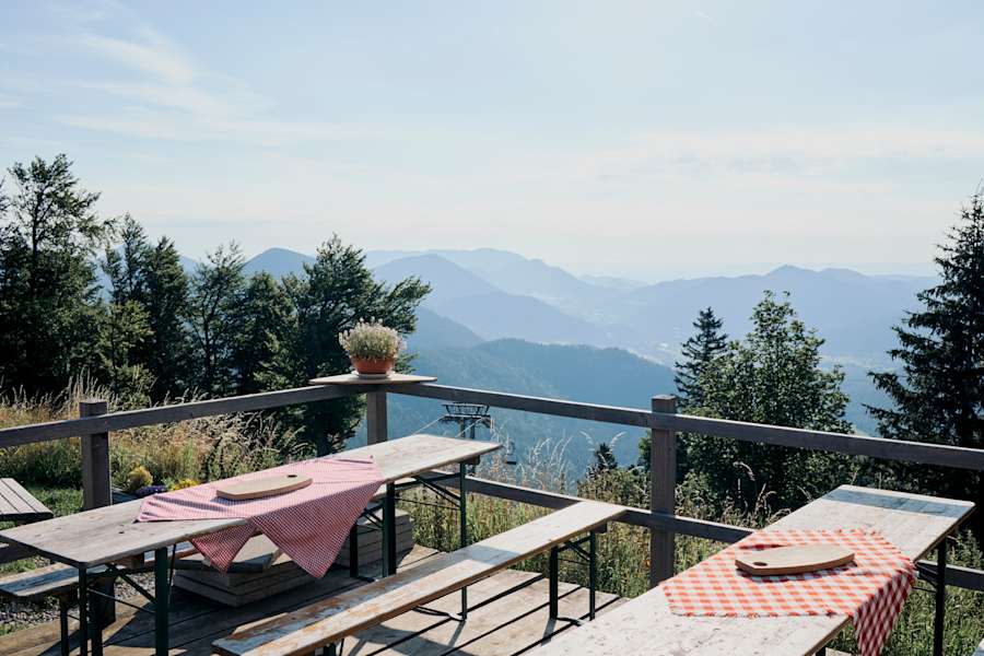 Sonnenterrasse mit Ausblick auf die Rax-Schneeberg-Gruppe