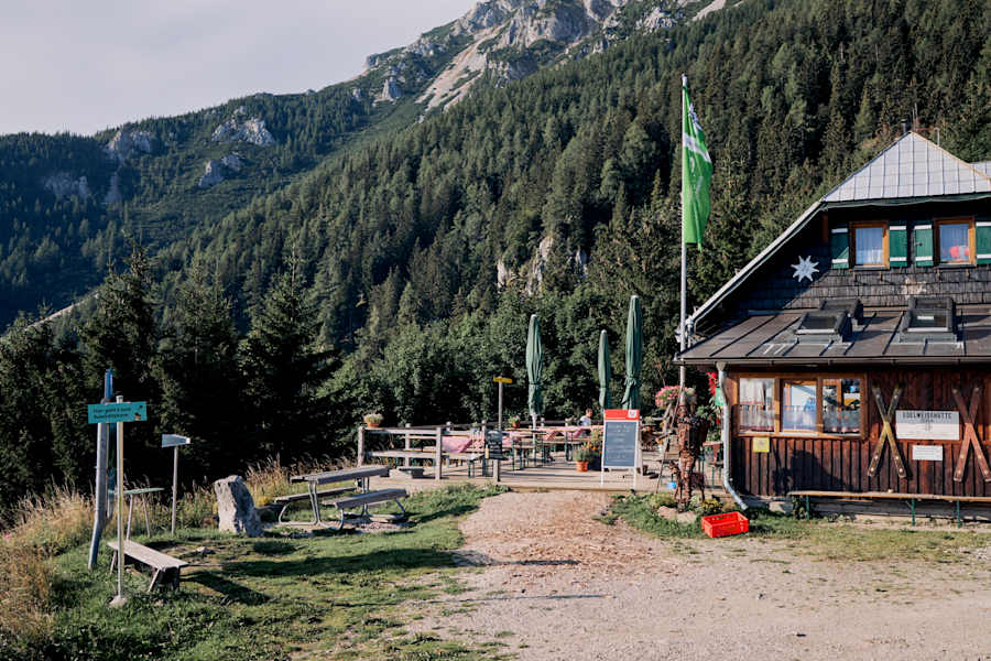 Die Hütte – im Hintergrund der Beginn der Fadenwände