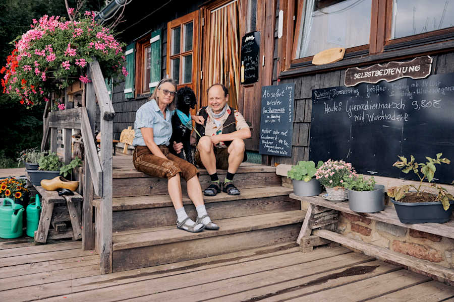 Die Hüttenwirte Schmidt samt Hund Socke