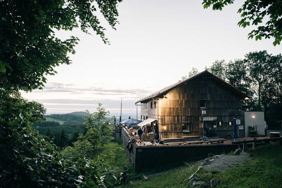 Die Enzianhütte in der Rhön ist eines der beliebtesten Ausflugsziele für Wanderer, Biker und Spaziergänger im Biosphärenreservat.