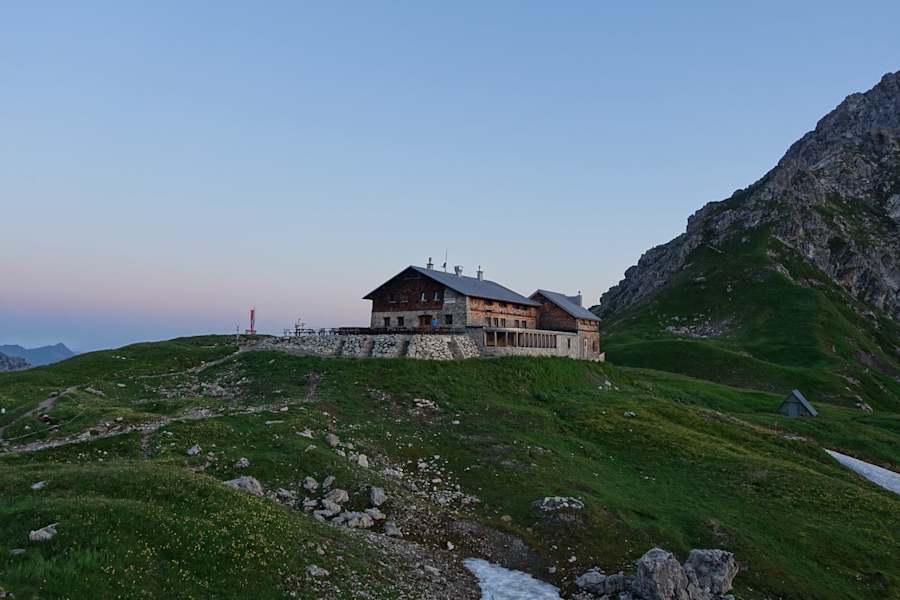 Die Fiderepasshütte bei Sonnenuntergang