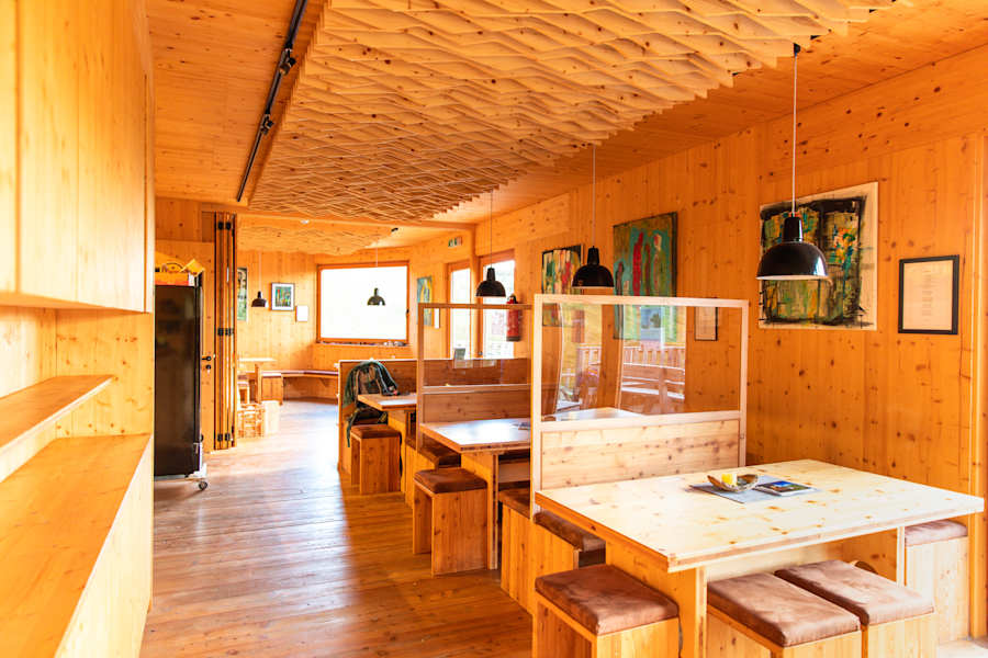 Bekannt ist die Franz-Fischer-Hütte für ihre Architektur – viel Holz und helle Räume.