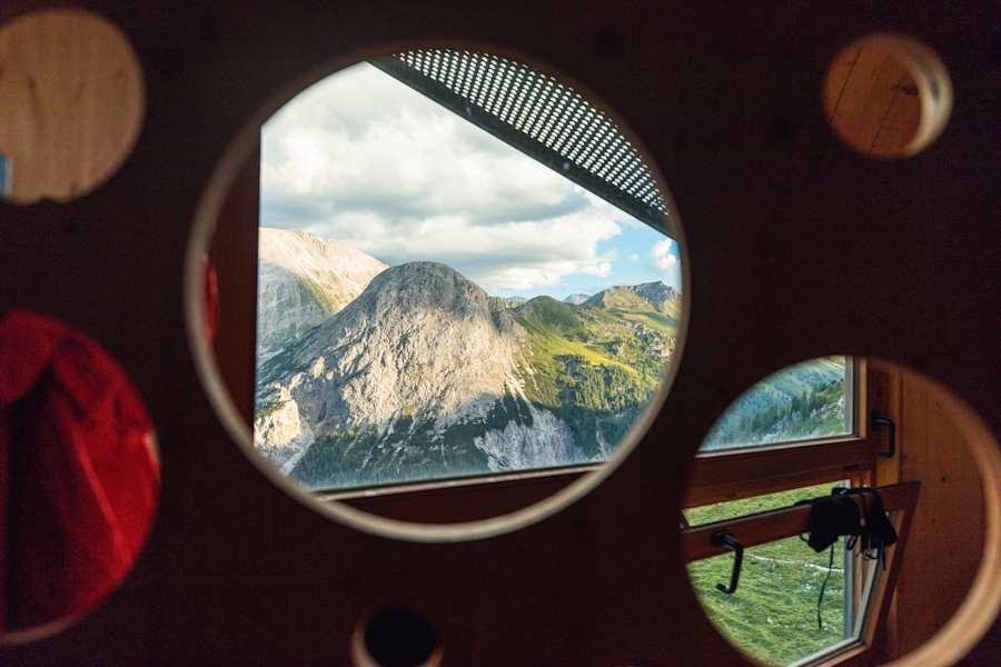 Die Architektur der Franz-Fischer-Hütte zeichnet sich durch viel Holz, helle Räume und die runden Elemente aus.