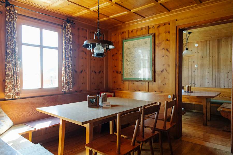 Die Gaststube der Freiburger Hütte.