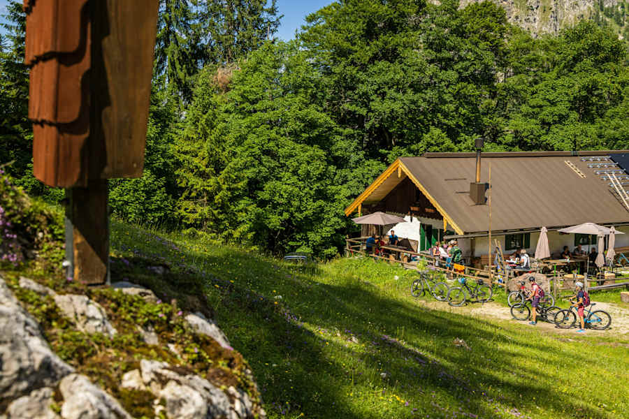 Die Hinteralm liegt ein wenig versteckt zwischen Hochfelln und Hochgern.