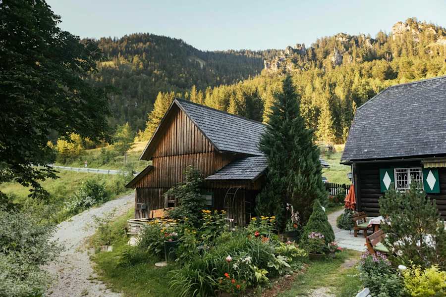 Rund um die Karlhütte - liebevoll gepflegter Blumengarten